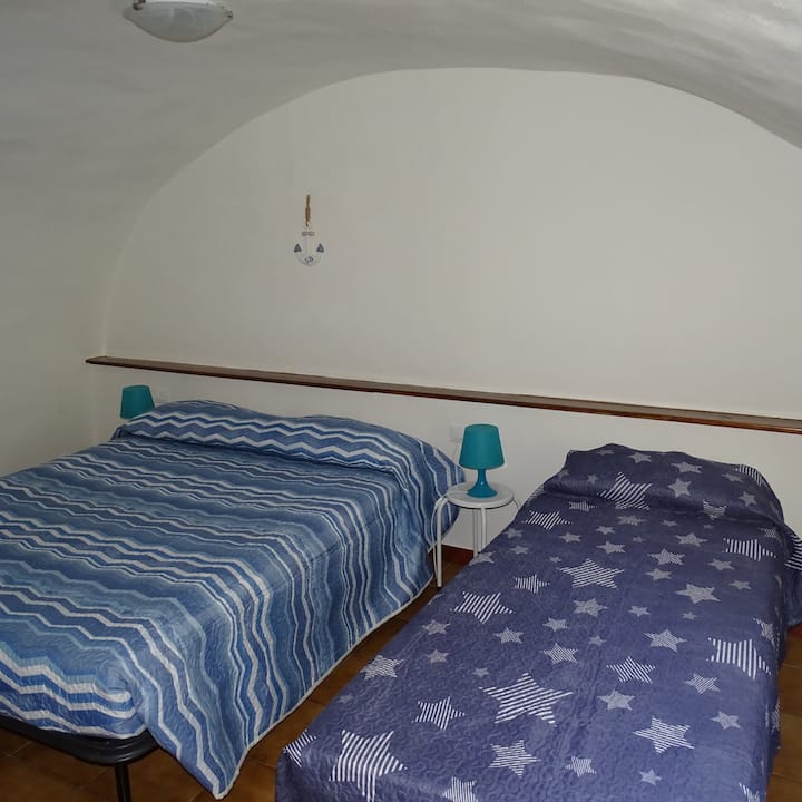 Първа спалня (1 етаж) с двойно легло, единично легло, гардероб и прозорец (осигуряваме одеяла и възглавници)