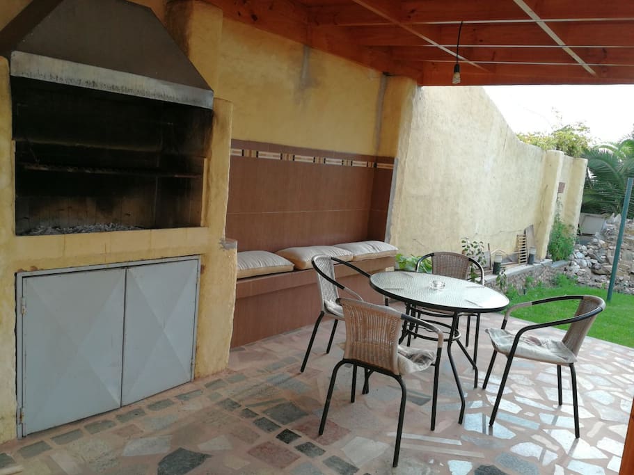 la terraza y el lugar para hacer asado