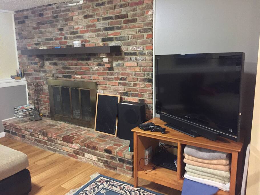 Features a 42in TV with cable, Netflix and PlayStation.