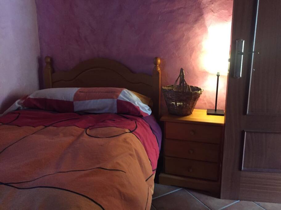 Cama amplia, caben dos personas.