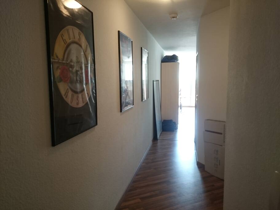 Ein kleiner Rundgang? So fängt es an: Der Flur. Zugegeben, wenig spektakulär.