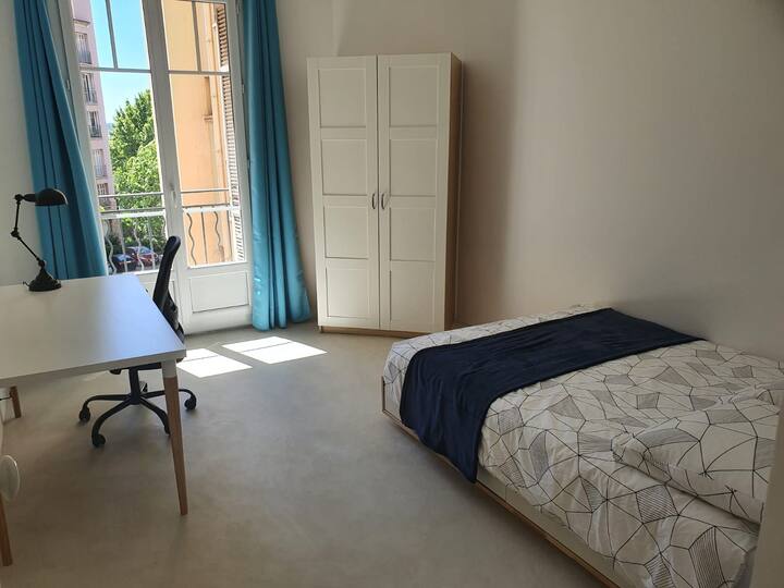 Chumba cha kulala 2
kitanda 140cm 
dawati, WARDROBE