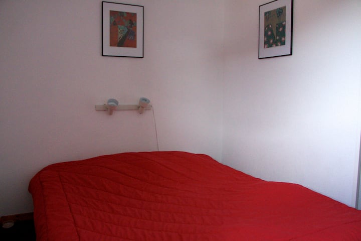 ห้องนอนพร้อมเตียงคู่ มีผ้านวมและหมอนให้