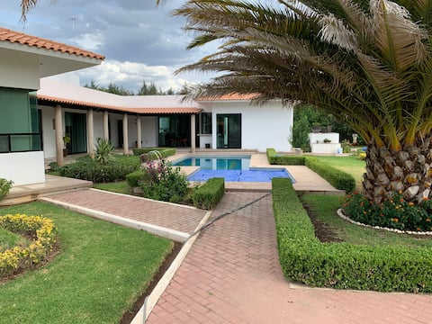 Popular Airbnb listing: Beautiful country house 20 minutes from the Historic Center in Colonia San Rafael