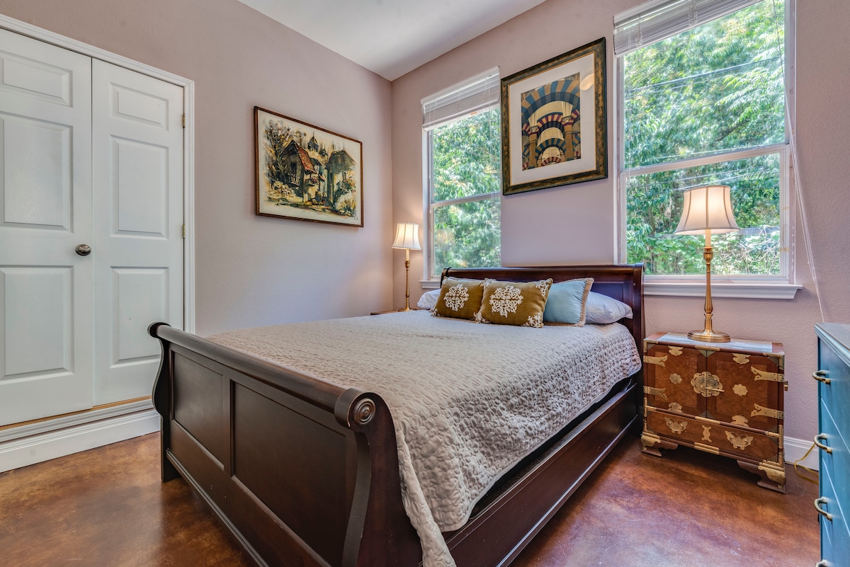 Luksuzna i udobna druga spavaća soba s velikim prozorima i lijepim pogledom na zeleni pojas