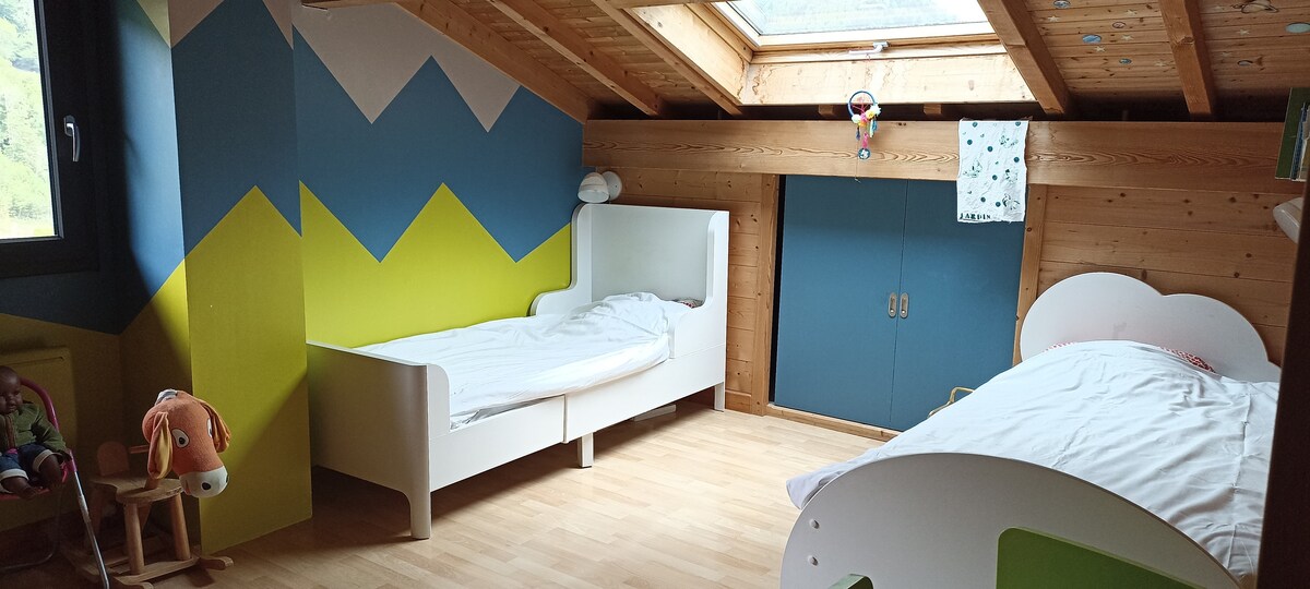 Izba s 2 samostatnými lôžkami a zásuvkou.