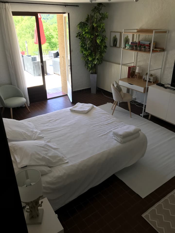 Spavaća soba s pogledom na terasu 7