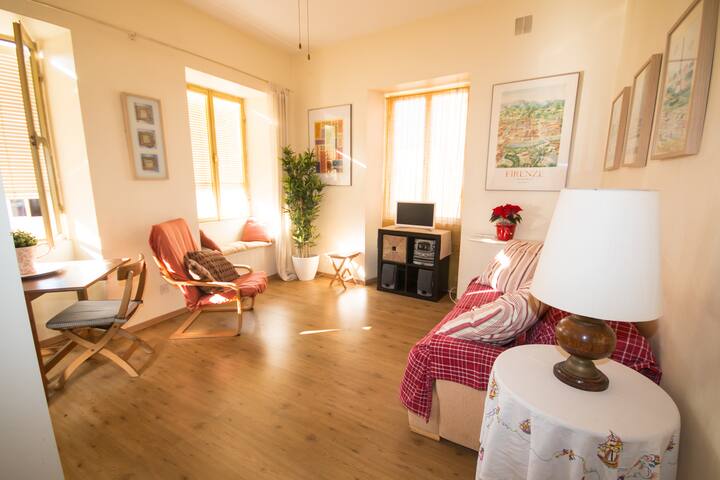 Central light & spacious 1 bedroom air con/heating
