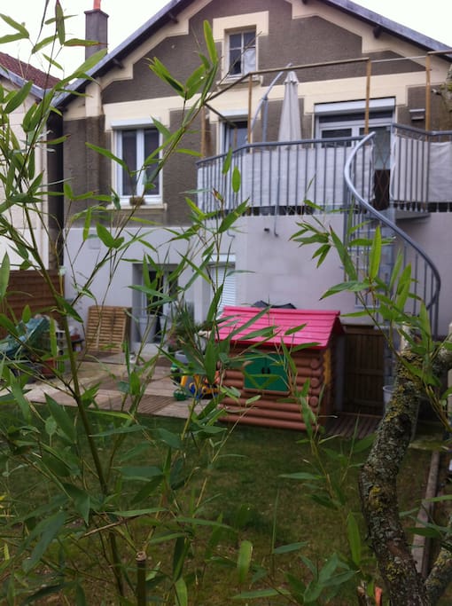 la maison vue de dos , votre chambre est dans l'extension en bas a droite de la photo;