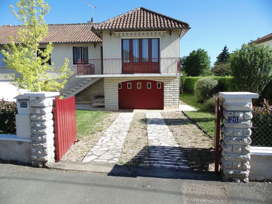 Vue du portail de la maison depuis la rue