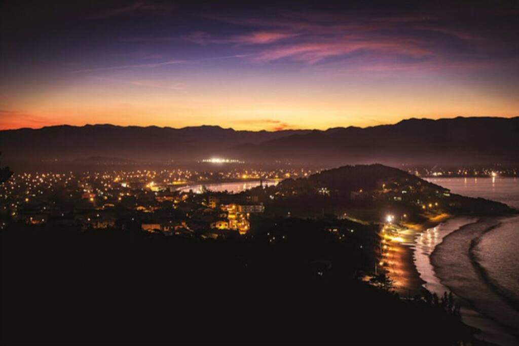 Vista da Praia de Cima e Enseada da Pinheira num final de tarde incrível!