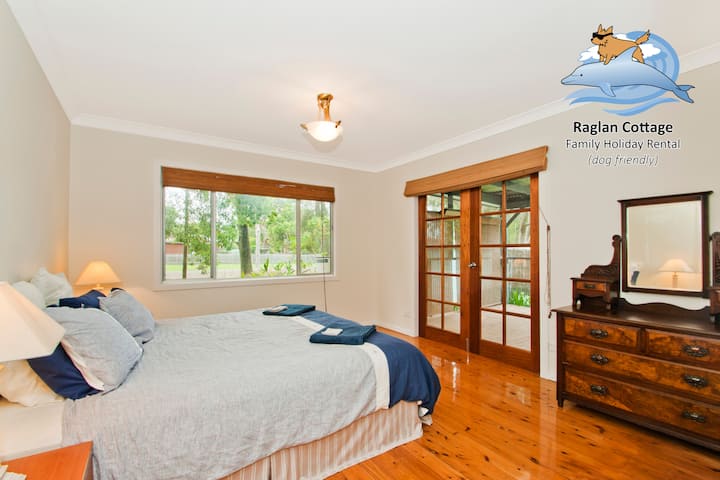 ベッドルーム1ウォータービューのキングサイズベッド