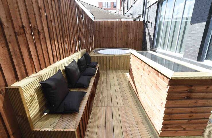Hot tub and bar Slps 14(38 A2) Mcr City Centre gallery image 4