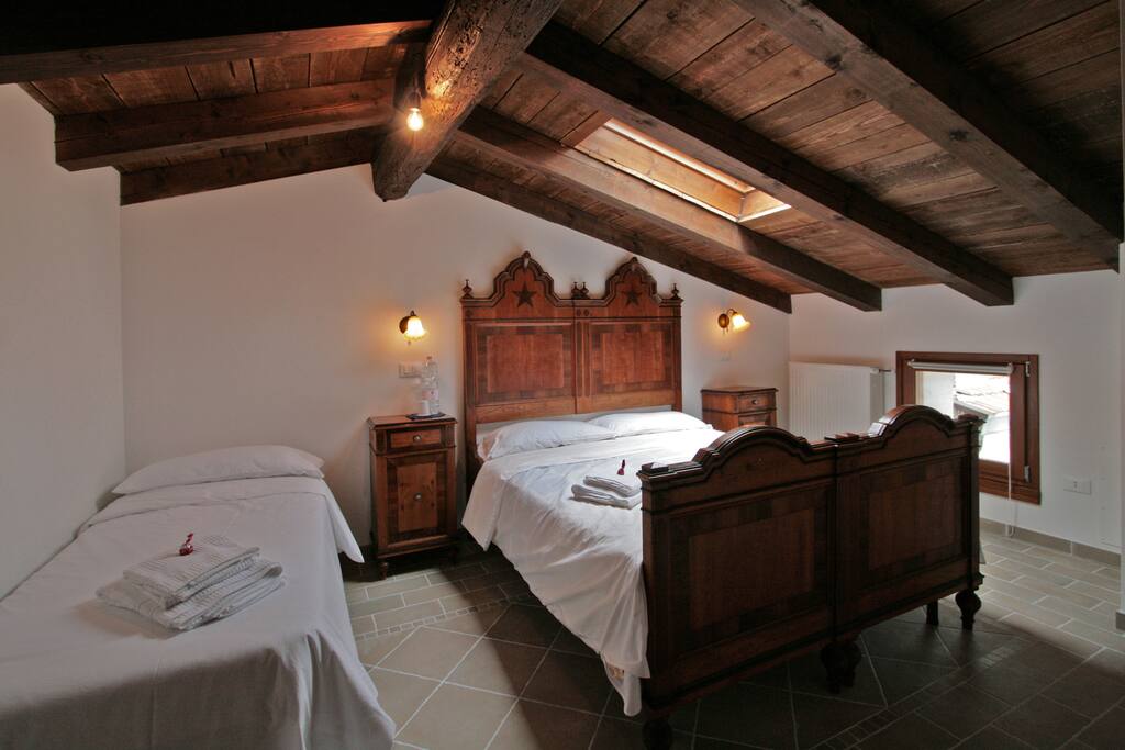 Camera con arredo antico