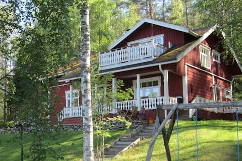 Charming & spacious lakeside house