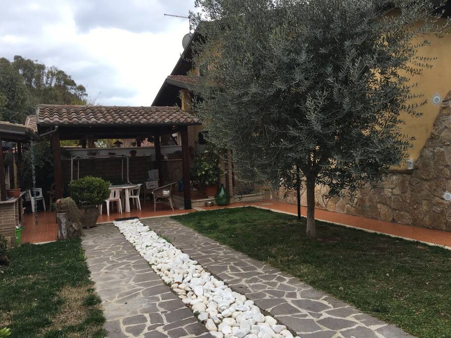 Giardino con bbq e patio.