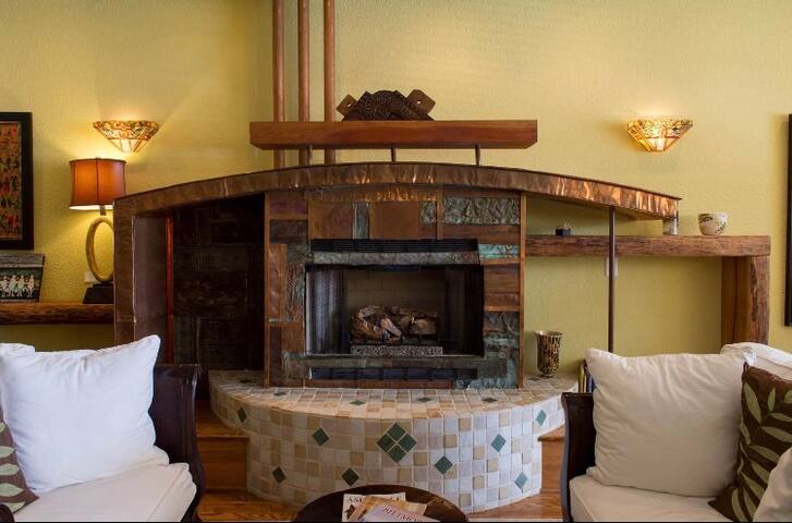 ~5 star Downtown Spacious Retreat at 35 Patton gallery image 4