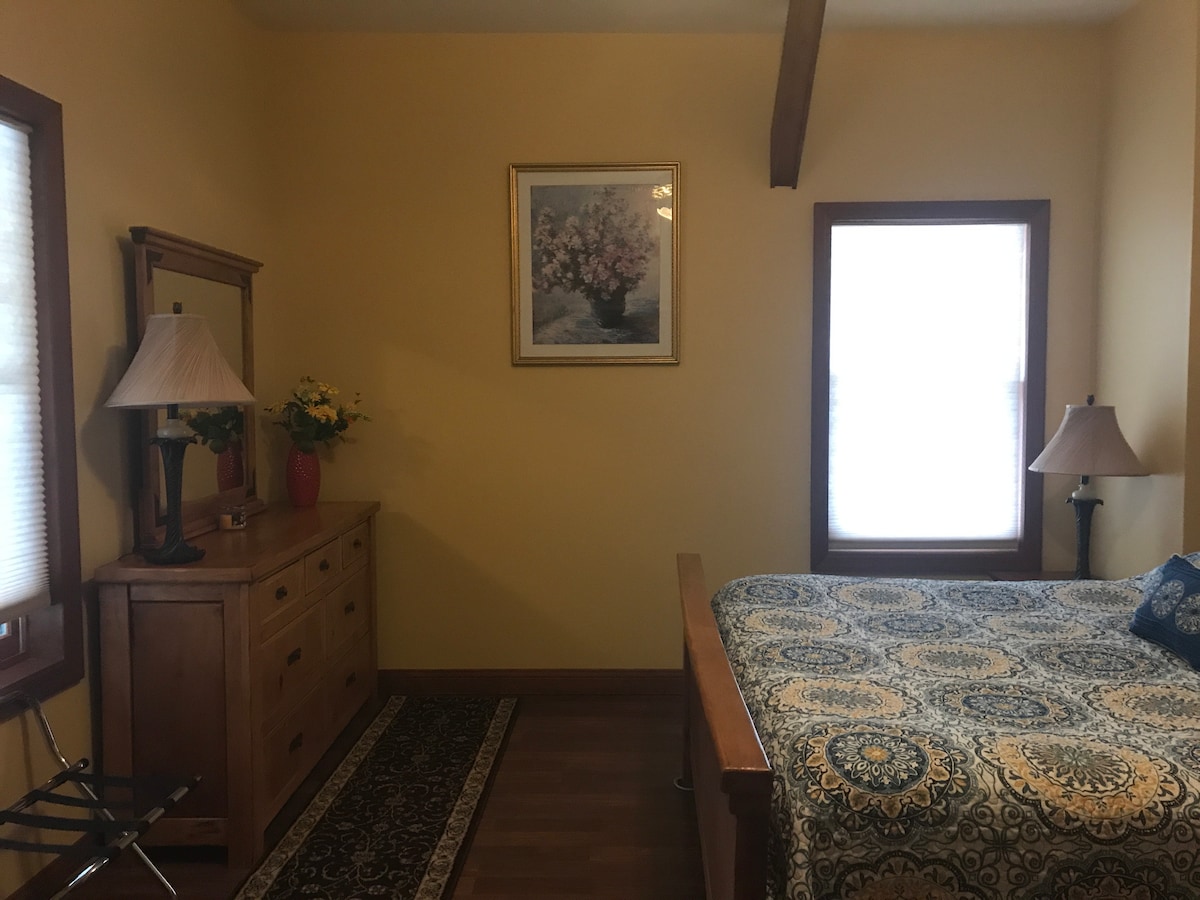 Главна спална соба со брачен кревет (широк 180
