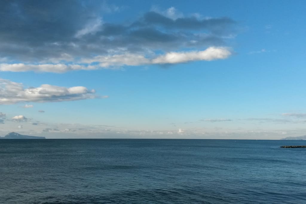 Di fronte casa