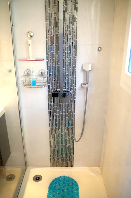 Salle de bain privative. Douche à pluie.