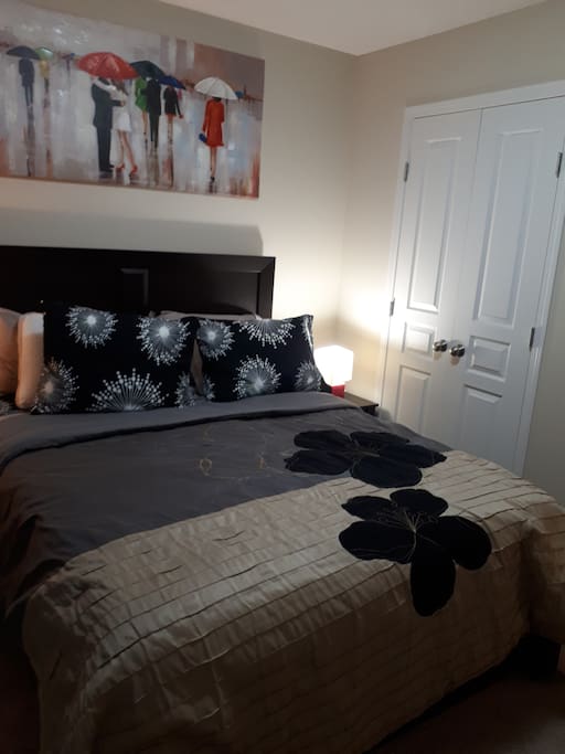Bed room with queen bed