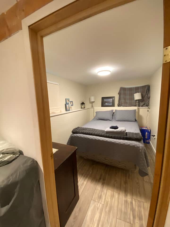 Dormitorio en el sótano: cama tamaño queen