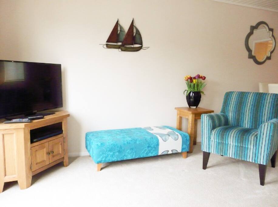 Lounge seating and free sat 39" tv/dvd