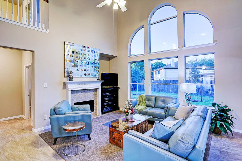 Soaring ceiling in the family room with leather furniture.