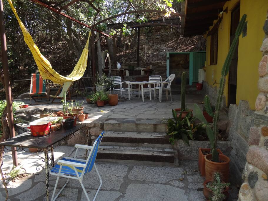Amplio patio con lavadero, horno y fogón