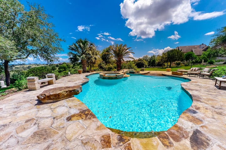 Deluxe vacation home overlooking golf course with pool/spa, dog-friendly!