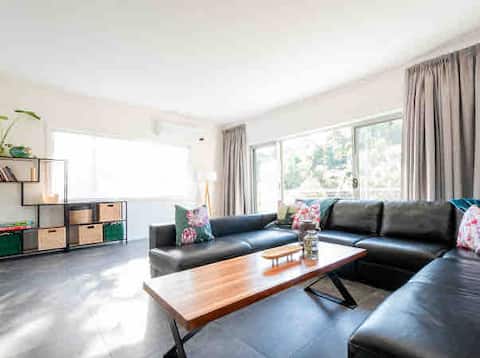 Stylish 
4 bedroom at The Gorge, minutes to CBD
