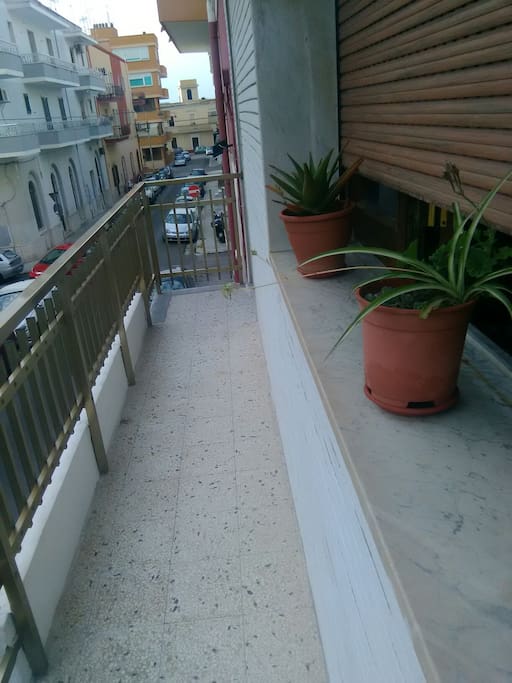 il balcone che da in strada via Lazzari ..traversa corso Roma