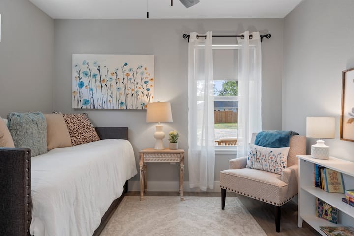Twin daybed with pull out twin trundle. Located downstairs. Shares bathroom with master bedroom. Bathroom is accessed from hallway.