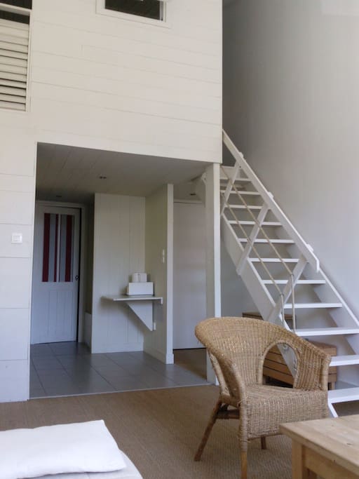 Appartement
Escalier d'accès à la chambre en mezzanine semi- fermée