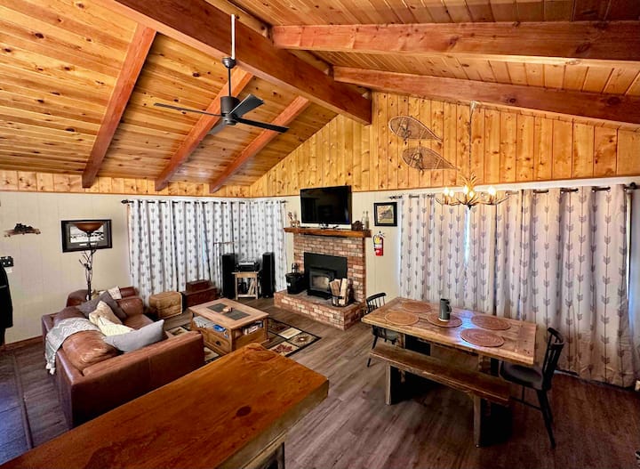 Bear Haven Hot Tub and pet friendly! Cabins for Rent in Big Bear