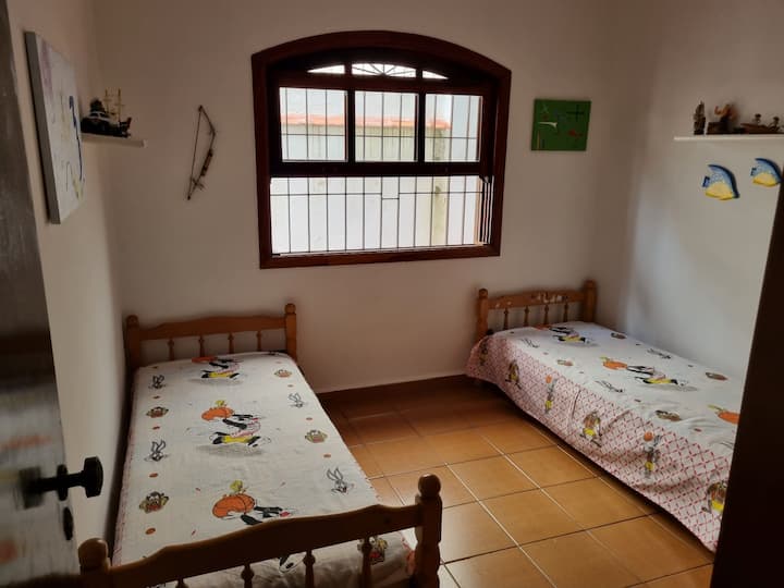 Segundo quarto com duas camas de solteiro