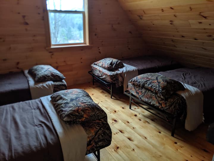 לופט למעלה עם 4 מיטות יחיד.