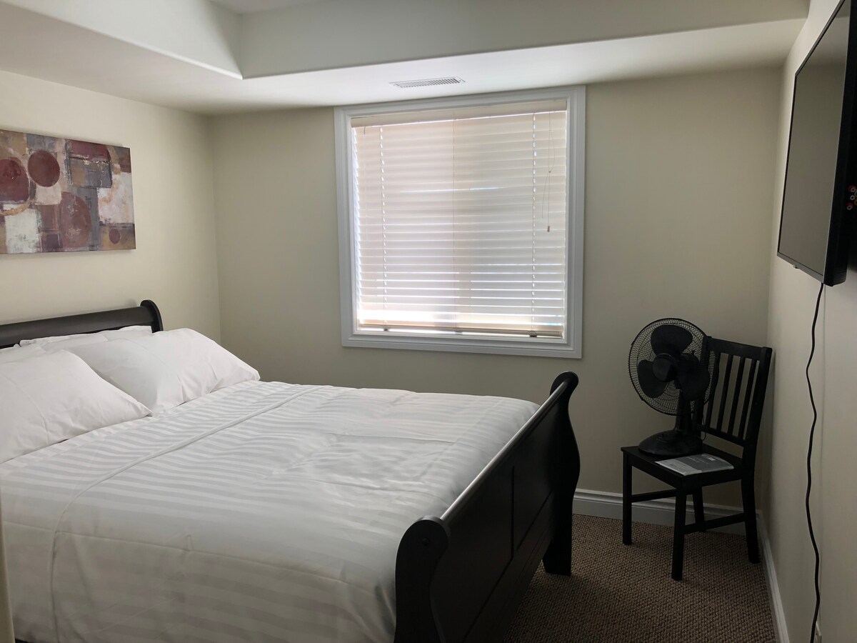 Druhá spálňa s manželskou posteľou Queen a inteligentnou televíziou