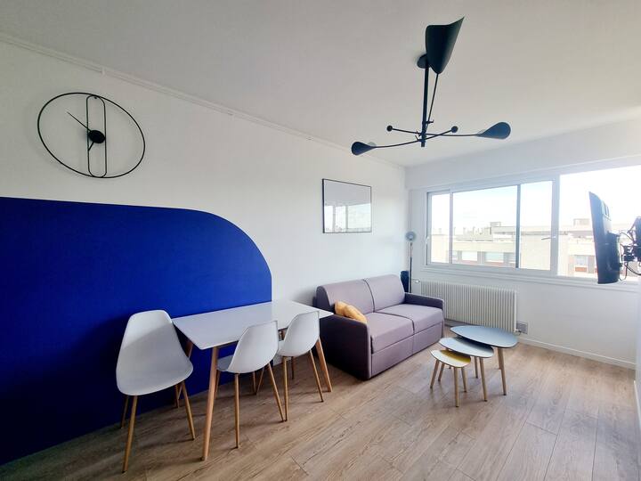 Dhomë ndenjjeje = 15 m2, divan krevat 140, televizor 4k, televizor 4k, revista tavoline modulare me 4 ose 6 persona, revista 