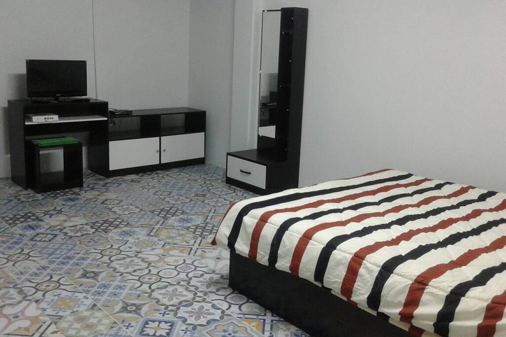 เตียงใหญ่ ห้องใหญ่ สะอาด
one huge queen size bed