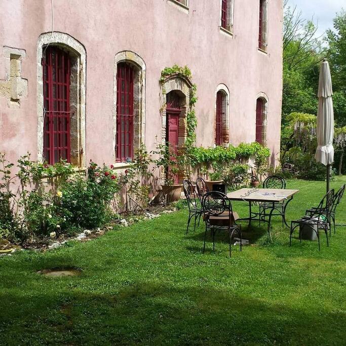 Un jardin arboré avec de belles essences d’arbres...