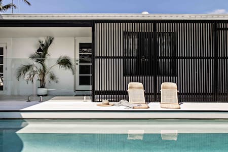 The Palm House - Relaxed Coastal Beach Abode