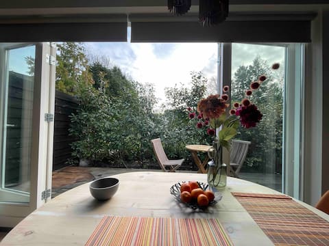 Cozy cottage, Alkmaar city center with parking