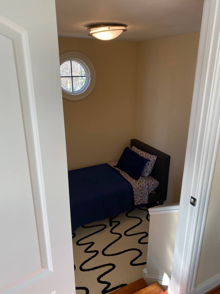 Dormitorio individual pequeño arriba.