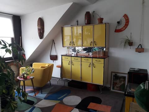 Kleurrijk appartement vlak aan het strand