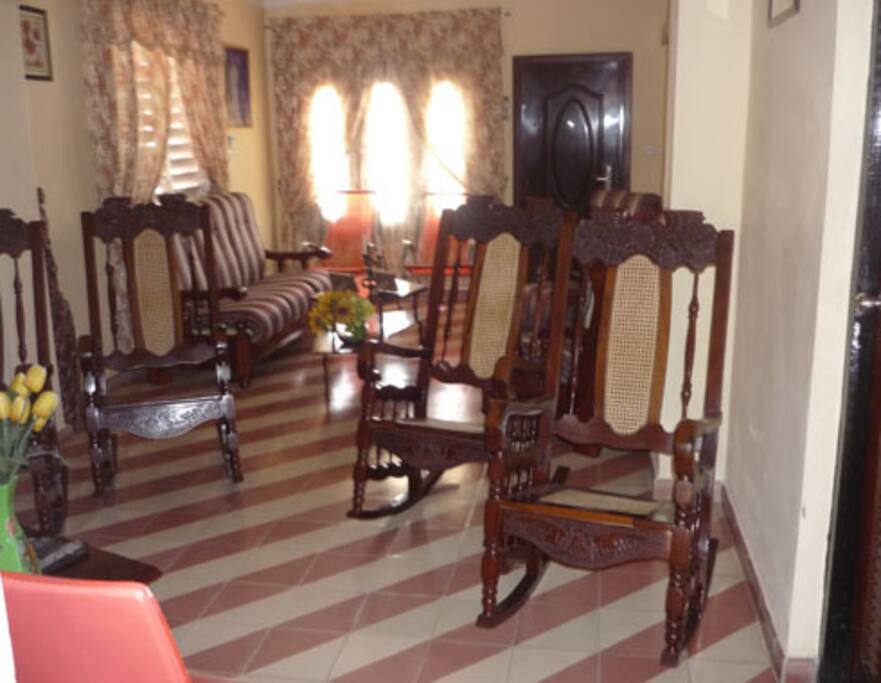 Esta la sala-saleta con TV y equipo de música.