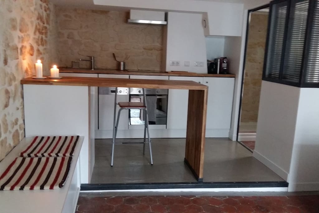 la table-comptoir sépare l'espace
