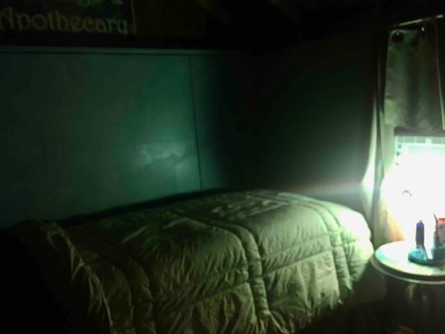 Rustic chateau, BR shared, AC, Pet friendly, fun.