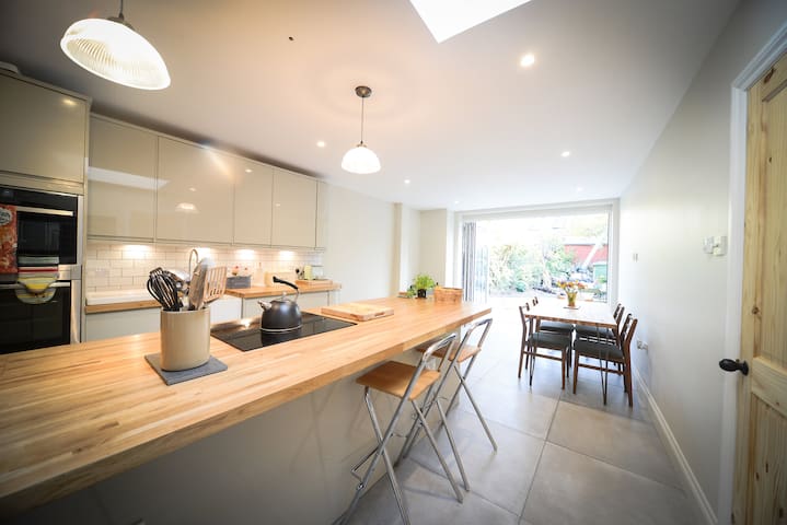 Victorian Cottage in Conservation Area, Greenwich. gallery image 2