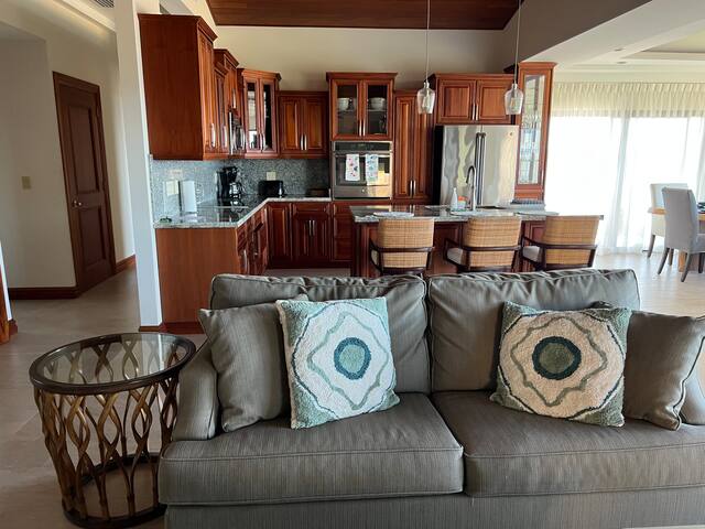 PH Condo Elegant
Lovely view, enjoy the Sea, 65”TV